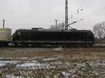 PRESS 185 547-7 (91 80 6185 547-7 D-DISPO) mit innofreight-Wagen Richtung Groheringen, in der berholung in Naumburg (Saale) Hbf; 19.02.2011