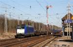 185-CL 002 schlept einen lngeren Gterzug durch den Haltepunkt Meinsdorf bei Rolau am 8.3.2011