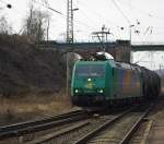 185 549-3 knickt mit ihrem Kesselwagenzug aus Kassel kommend in Eichenberg in Richtung Osten ab.