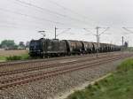 Die 185 545 mit einem Kesselwagenzug am 28.04.2011 unterwegs bei Hebertshausen. 