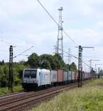 185 680-6, die fr EVB fhrt, zieht am 03.06.'11 einen buntgemischten Kistenzug an Ahlten vorbei