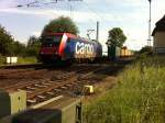 Eine SBB Cargo fuhr am 4.6.2011 mit langen Containerzug an einen Bahnbergang in Rosdorf vorbei.