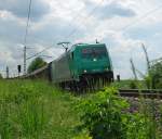 Fast Ton in Ton: 185 610-3 mit gemischtem Gterzug in Fahrtrichtung Norden. Aufgenommen am 14.05.2011 zwischen Eichenberg und Friedland(HAN)