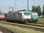 Crossrail 185 580-8  Jana  neben ex. Rail4Chem 145 CL-005 in Krefeld Hbf am 1.8.2011