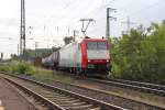 185-CL 005 schlngelt sich mit ihrem Kesselwagenzug aus der Ost-Einfahrt in Eichenberg weiter in Richtung Sden durch. Aufgenommen am 24.06.2011.