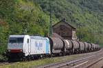 Rurtalbahn/Railpool 185 639 am 17.8.11 mit einem Kesselwagenzug bei der Durchfahrt durch Kaub.