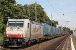 Crossrail 185 578  Christine  zieht am 24.8.11 einen LKW-Waltherzug durch Bonn-Beuel.