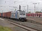 185 676 fhrt am 25.10.2011 mit ihrem Containerzug recht flott durch Friedberg in Richtung Sden