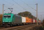 TXL Mietlok 185 615 am 27.10.11 hat vor wenigen Augenblicken den Gbf  Alte Sderelb verlassen und fhrt nun mit einem Containerzug durch Hamburg-Moorburg.