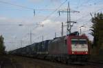 Crossrail 185 594 am 30.10.11 mit einem LKW-Walter bei der Durchfahrt durch Ratingen-Lintorf.