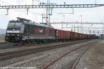 Die Crossrail BR 185 564-2 bringt den TXL-Zug 79444 von Chiasso nach Basel Kleinhningen Hafen. Bei Hendschiken, 22.03.2006.