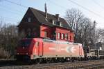 Die HGK 2066 (185 631) fuhr am 29.1.11 mit einem leerenAutozug durch Ratingen-Lintorf.