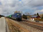 Die 185 642 mit einem Getreidezug am 25.02.2012 unterwegs bei Vilshofen.