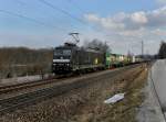 Die 185 573 mit einem Containerzug am 25.02.2012 unterwegs bei Vilshofen.