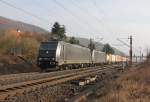Zweimal schwarze E-Lok: 185 574-1 und die Wagenlok 185 570-8 vor einem Containerzug in Fahrtrichtung Sden bei Mecklar. Aufgenommen am 03.03.2012.