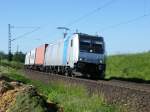 Am 5.Juni 2011 zog 185-678 einen Containerzug bei Burgstemmen Richtung Norden.