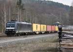185 563 mit Containerzug am 04.04.12 in Vollmerz  