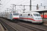 185 638-4 (Railpool) steht im Bahnhof von Fulda neben einem ICE der zweiten Generation. Aufgenommen am 04.04.2012.