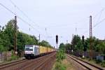 185 673-1 der EVB zieht am 22.05.'12 einen Containerzug sdwrts. Hier nahe des Bahnhofs Barnten.