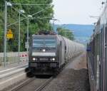 185 572-5 der MRCE zieht am 28. Mai 2012 einen Getreidezug durch Plling und begegnet hier einer S3 nach Neumarkt.