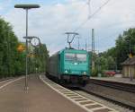 185 615-2 zieht am 28. Mai 2012 einen Containerzug durch Beratzhausen in Richtung Nrnberg.