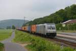 185 717 mit einem Boxxer-Containerzug Richtung Wrzburg am 02.06.2012 unterwegs bei Gambach.