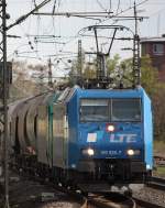 Mit vollem Fernlicht fuhr die LTE 185 528  Hermine  am 18.4.12 durch Duisburg-Bissingheim.Sie zog die LTE 185 608 und einen Getreidezug nach Emmerich.