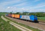 185 513 war am 10.05.2012 mit einem Containerzug
in der Ortschaft Katzbach (Haidinger Bogen) unterwegs.