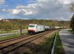 Die 185 635 mit einem Containerzug am 21.04.2012 unterwegs bei Pleinting.