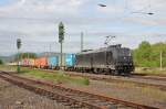 185 574-1 mit Containerzug in Fahrtrichtung Sden. Aufgenommen am 18.05.2012 in Eschwege West.