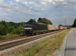 Die 185 573 mit einem Containerzug am 25.08.2012 unterwegs bei Vilshofen.