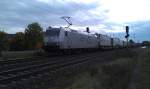 185 537 der TX Logistik mit Klv-Zug am 03.10.2012 bei Thngersheim. 