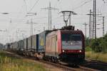 Crossrail 185 597 am 26.6.12 mit einem LKW-Walterzug von Duisburg-Ruhrort nach Domodossola in Ratingen-Lintorf.