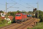 Je spter es wurde, desto mehr kam auch der Gterverkehr in Richtung Baden ins Rollen: 185 595-6 von Crossrail mit einem LKW-Walter-Zug in Richtung Karlsruhe am 1. August 2012 bei Sachsenheim.