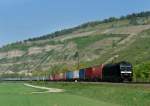 185 565 mit einem Containerzug am 19.04.2011 unterwegs bei Thngersheim.