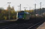 Etwas lichtschwach aber trotzdem einen Abschuss wert. 185 152-6 mit einem ganzen Zug leerer Flachwagen. Hier in Altenbeken kurz hinter dem Viadukt; am 28.10.2012.  