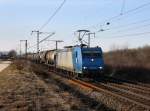 Die 185 521 mit einem Kesselzug am 12.03.2011 unterwegs bei Obertraubling.