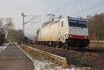 185 638-4 mit Containerzug in Fahrtrichtung Norden. Aufgenommen am 14.02.2013 zwischen Eschwege und Albungen.