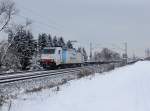 Die 185 635 mit einem Containerzug am 19.01.2013 unterwegs bei Langenisarhofen.