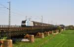 Railpool 185 691 fr PCT befrdert am 04.05.13 einen Autotransportzug ber die Weserbrcke bei Dreye Richtung Osnabrck