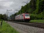 Die 185 600 mit einem Containerzug am 12.05.2013 unterwegs bei Immensee.