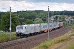 Mit einem Containerzug ist am 23.06.2013 die 185 537  durch die Ortschaft Katzbach  gefahren.