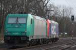 185 607 wurde am 28.1.13 von SBB Cargo/RTB 482 047 durch Ratingen-Lintorf geschleppt.