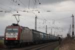 Crossrail 185 592 am 3.2.13 mit einem Containerzug in Sechtem.