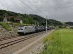 Die 185 671 mit einem KLV-Zug am 29.06.2013 unterwegs bei Wernstein.