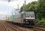 185 557-6 mit einem Containerzug in HH-Harburg Richtung Hafen, aufgenommen am 31. Juli 2013.