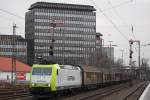 Captrain 185 550 am 28.2.13 mit einem Papierzug in Dsseldorf-Rath.