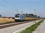 Die 185 676 mit einem Autozug am 11.08.2013 unterwegs bei Unternberg.