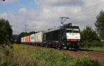 MRCE Dispolok 185571 hat soeben den Lengericher Tunnel durchfahren und  ist in der Bauernschaft Schollbruch mit einem Container Zug am 14.08.2013  um 10.09 Uhr in Richtung Osnabrck unterwegs.