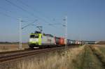 185 543-6 (Captrain) mit einem Containerzug aus Richtung Magdeburg kommend auf dem Weg in Richtung Sden. Fotografiert zwischen Schnebeck-Felgeleben und Gnadau, 24.08.2013. 